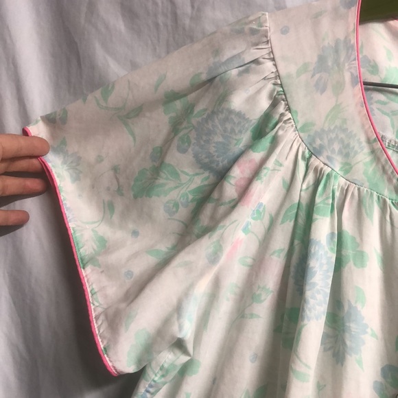 2 Pockets Gown robe snaps up has paint spots s/m - Picture 3 of 12